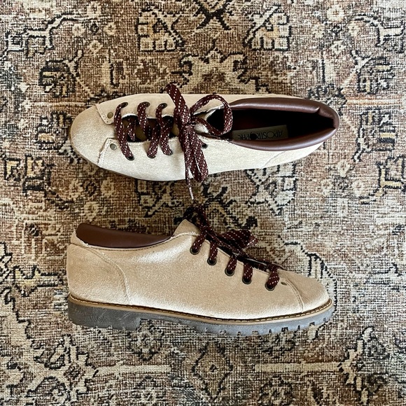 Vintage Shoes - Vintage Hiking Style Lace Up Boots in Beige/Chocolate Brown - 7